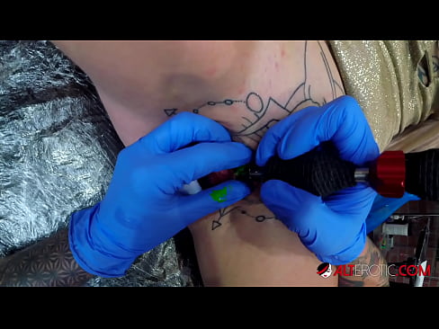 ❤️ Extremamente tatuada, a brasa Sully Savage fez uma tatuagem no seu clítoris ❤️ Porno real vídeo em porno pt.doujin-sexy.ru
